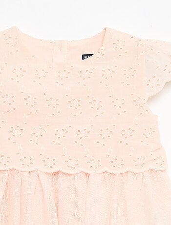 Vestido de manga curta com bordado inglês e tule