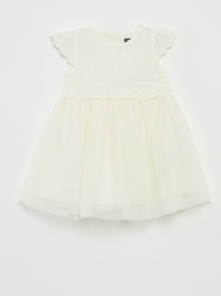 Vestido de manga curta com tule e bordado inglês