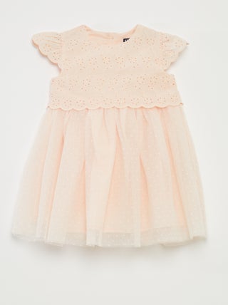 Vestido de manga curta com tule e bordado inglês