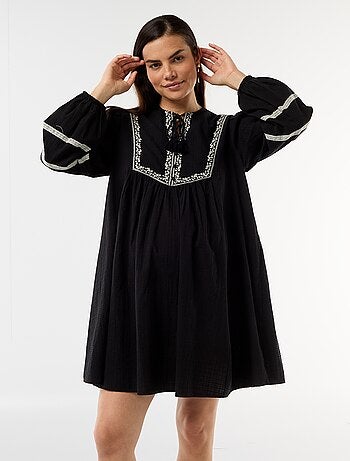 Vestido de maternidade bufante com bordados