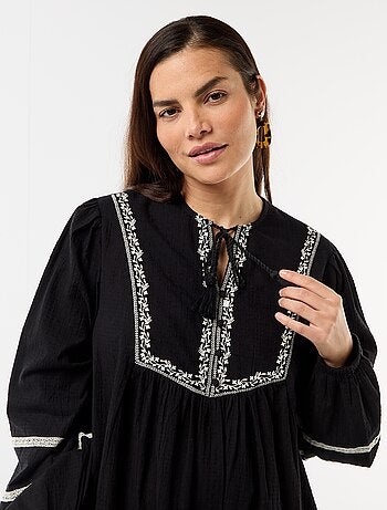 Vestido de maternidade bufante com bordados