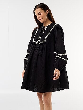 Vestido de maternidade bufante com bordados