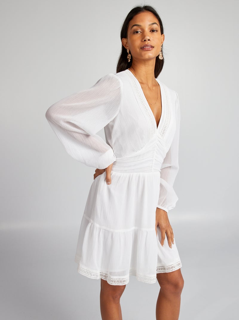 Vestido drapeado com bordados e folhos Branco - Kiabi
