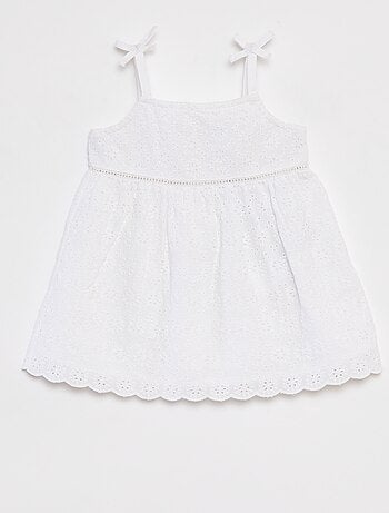 Vestido em bordado inglês com alças finas