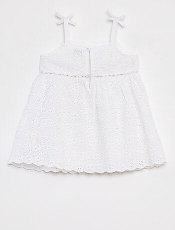 Vestido em bordado inglês com alças finas