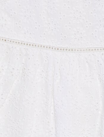 Vestido em bordado inglês com alças finas