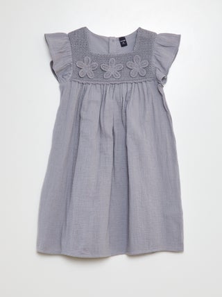 Vestido em gaze de algodão com motivos em croché