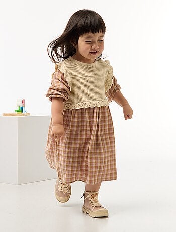 Vestido em gaze de algodão efeito 2 em 1 colete em croché