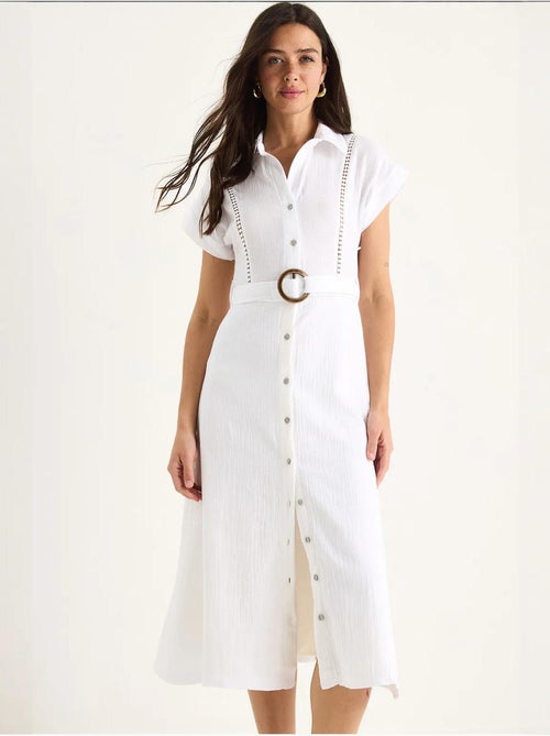 Vestido em musselina com detalhe em renda, fecho de botões, cinto e forro lucci - Kiabi Vestido em musselina com detalhe em renda, fecho de botões, cinto e forro lucci - Kiabi