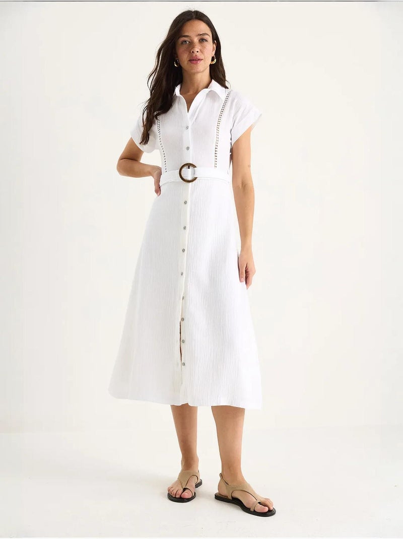 Vestido em musselina com detalhe em renda, fecho de botões, cinto e forro lucci Branco - Kiabi