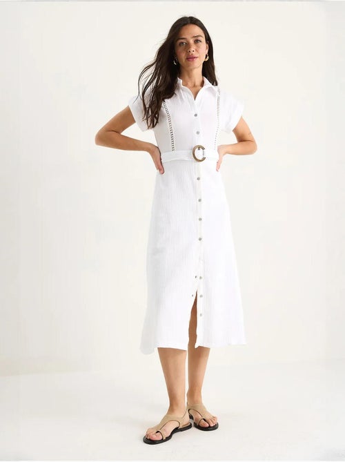 Vestido em musselina com detalhe em renda, fecho de botões, cinto e forro lucci - Kiabi Vestido em musselina com detalhe em renda, fecho de botões, cinto e forro lucci - Kiabi