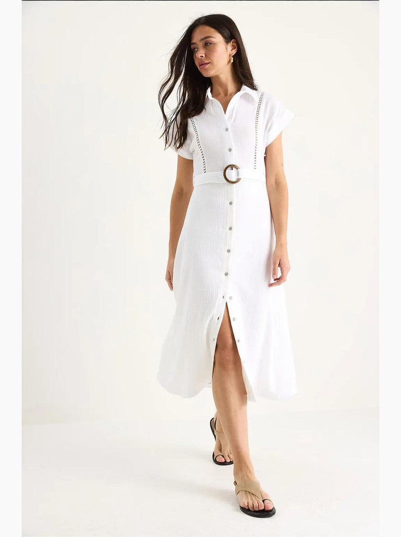 Vestido em musselina com detalhe em renda, fecho de botões, cinto e forro lucci Branco - Kiabi