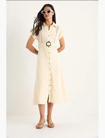 Vestido em musselina com detalhe em renda, fecho de botões, cinto e forro lucci