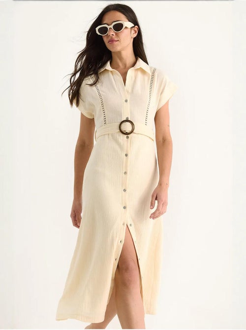 Vestido em musselina com detalhe em renda, fecho de botões, cinto e forro lucci - Kiabi Vestido em musselina com detalhe em renda, fecho de botões, cinto e forro lucci - Kiabi