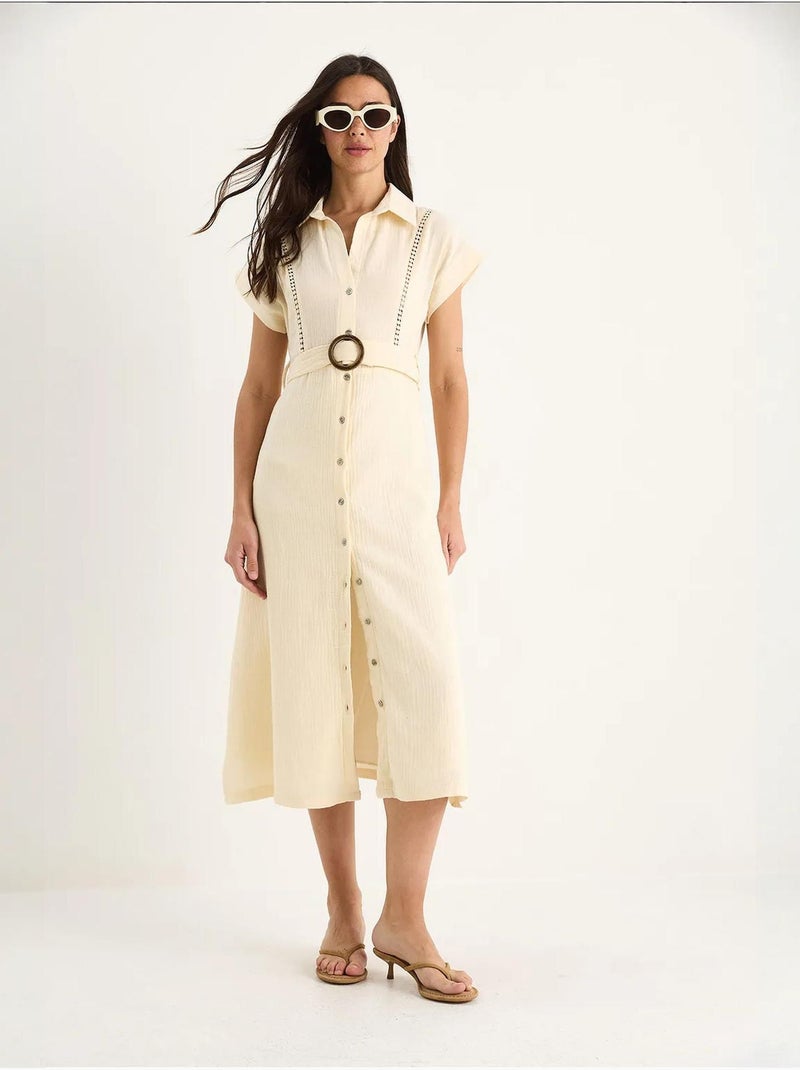 Vestido em musselina com detalhe em renda, fecho de botões, cinto e forro lucci Creme - Kiabi