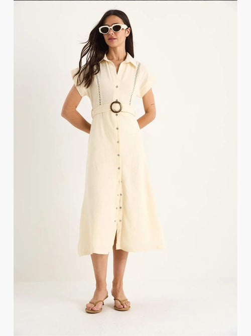 Vestido em musselina com detalhe em renda, fecho de botões, cinto e forro lucci - Kiabi Vestido em musselina com detalhe em renda, fecho de botões, cinto e forro lucci - Kiabi