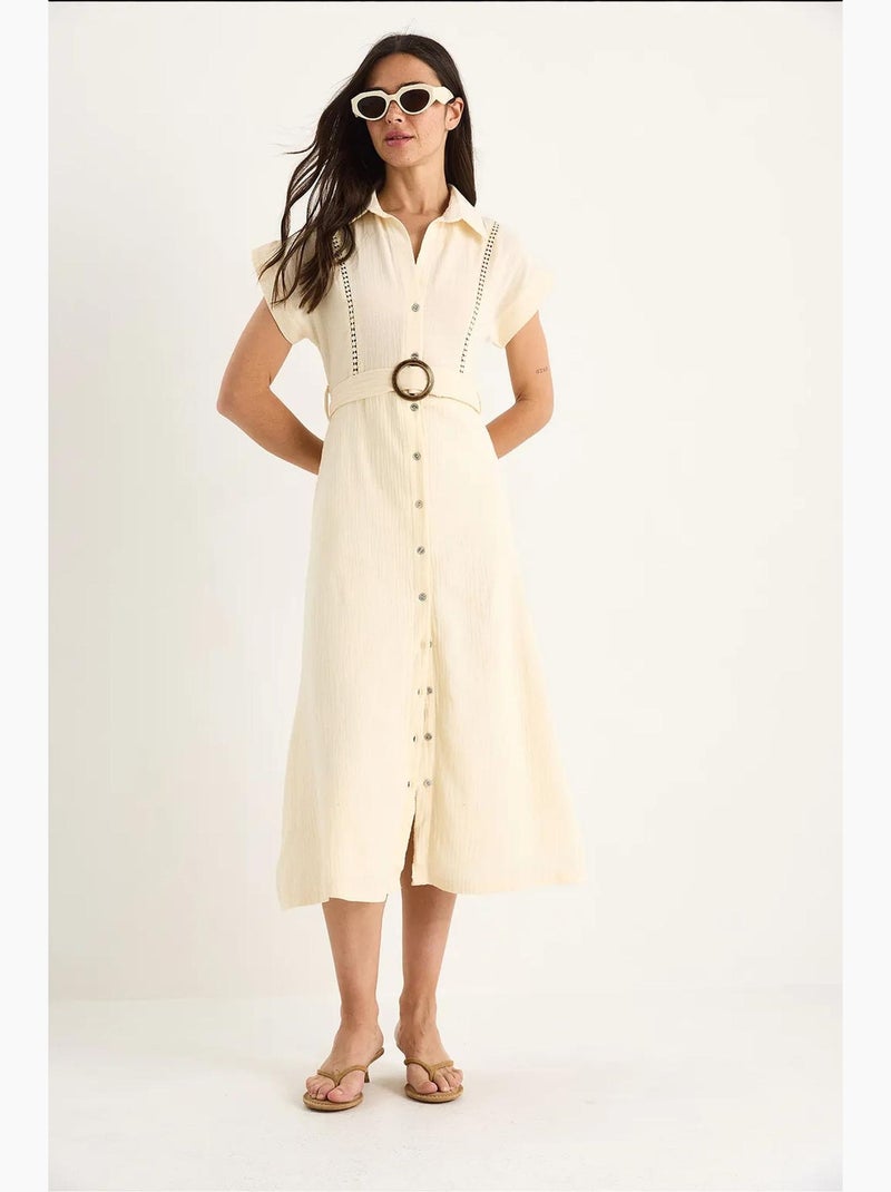 Vestido em musselina com detalhe em renda, fecho de botões, cinto e forro lucci Creme - Kiabi