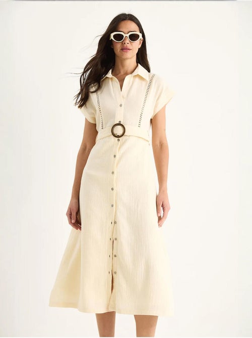 Vestido em musselina com detalhe em renda, fecho de botões, cinto e forro lucci - Kiabi Vestido em musselina com detalhe em renda, fecho de botões, cinto e forro lucci - Kiabi