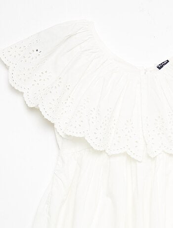 Vestido em propolina com detalhes em bordado inglês