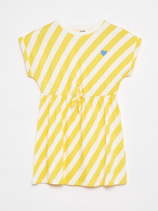 Vestido em tecido crepe com laço de fantasia na cintura