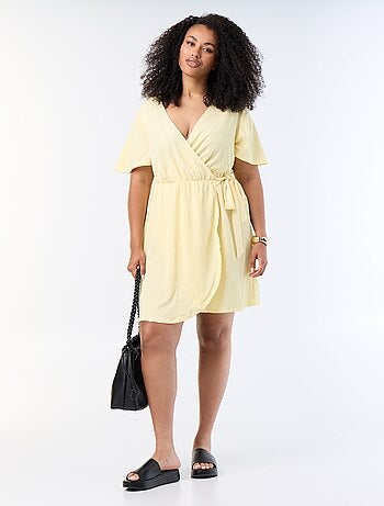 Vestido envelope em malha gofrada