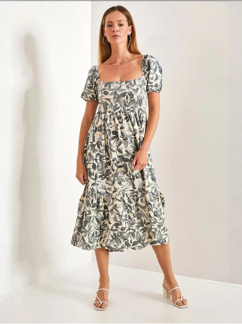 Vestido evasé com decote quadrado e franzido multiestampado lucci - Kiabi Vestido evasé com decote quadrado e franzido multiestampado lucci - Kiabi