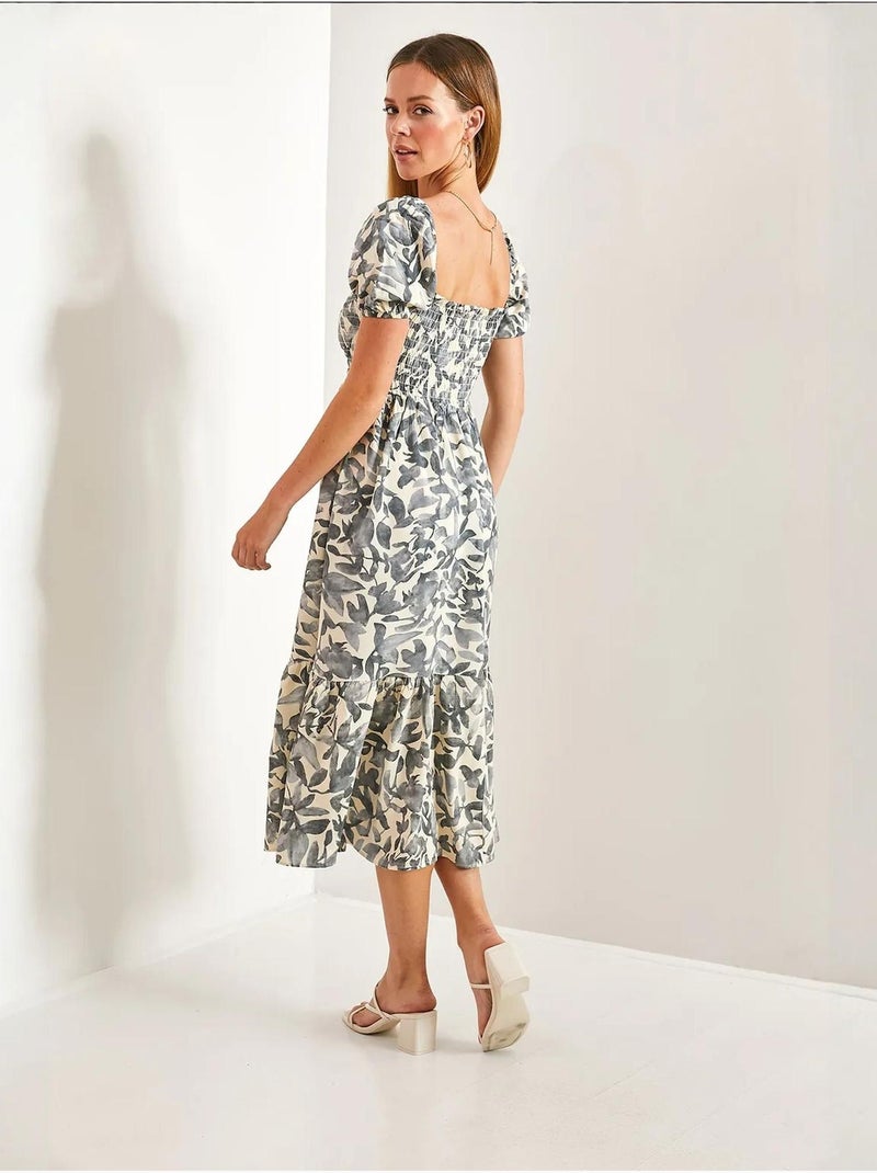 Vestido evasé com decote quadrado e franzido multiestampado lucci Cinza - Kiabi