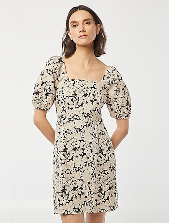 Vestido evasé curto com abertura de laço nas costas