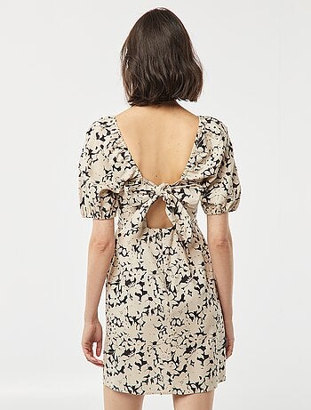 Vestido evasé curto com abertura de laço nas costas