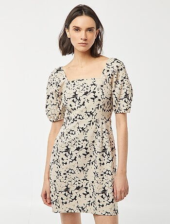 Vestido evasé curto com abertura de laço nas costas