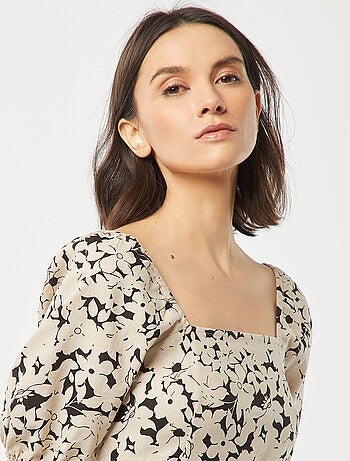 Vestido evasé curto com abertura de laço nas costas