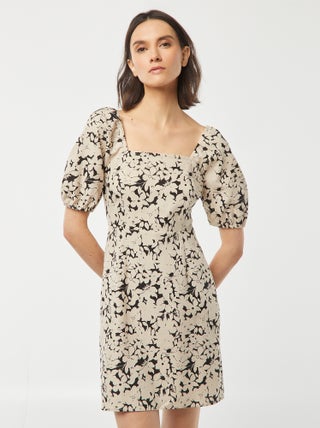 Vestido evasé curto com abertura de laço nas costas