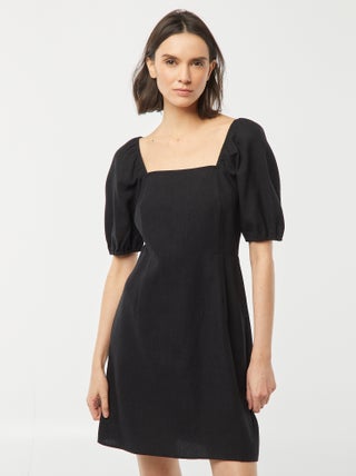 Vestido evasé curto com abertura de laço nas costas