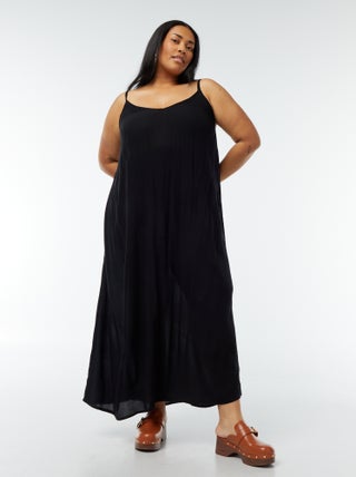 Vestido fluido comprido com alças finas ajustáveis