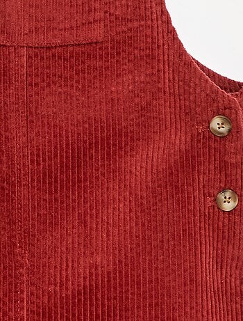 Vestido jardineira com bolso em veludo cotelê