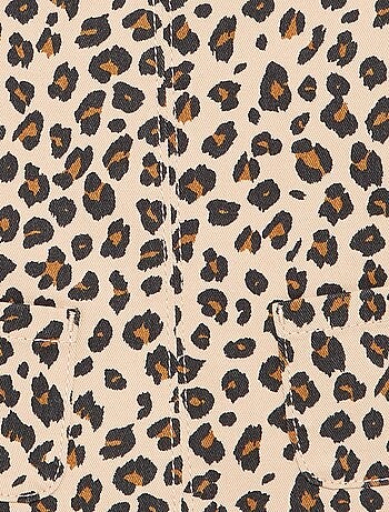 Vestido jardineira com estampado leopardo