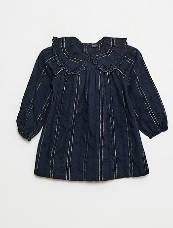 Vestido leve com fios brilhantes em toda a peça + gola com bordados