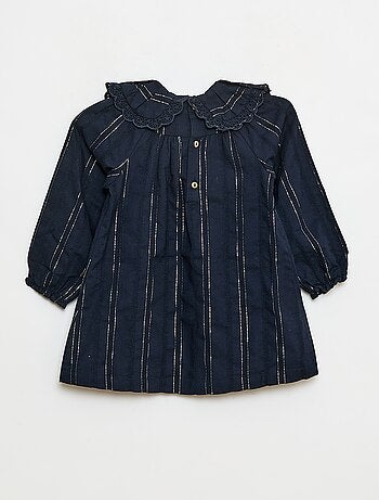 Vestido leve com fios brilhantes em toda a peça + gola com bordados