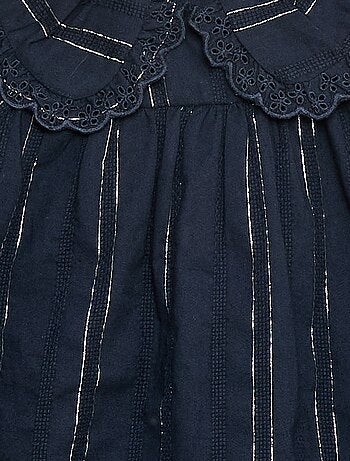 Vestido leve com fios brilhantes em toda a peça + gola com bordados