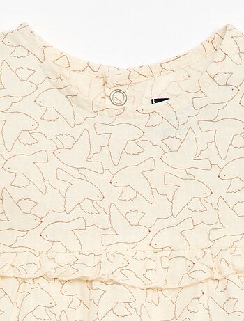 Vestido leve com mangas curtas com folhos