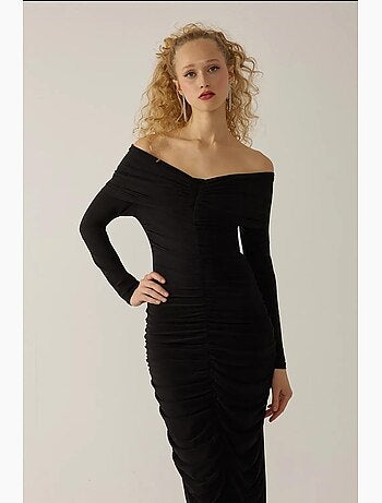 Vestido longo justo drapeado de ombros descobertos hiccup