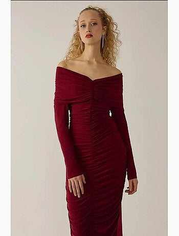 Vestido longo justo drapeado de ombros descobertos hiccup