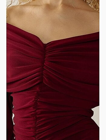 Vestido longo justo drapeado de ombros descobertos hiccup