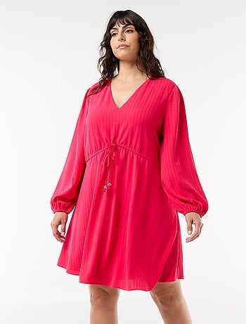 Vestido longo plissado com joia dourada