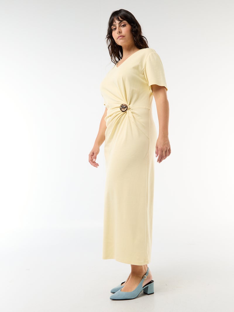 Vestido longo plissado com joia dourada Amarelo - Kiabi