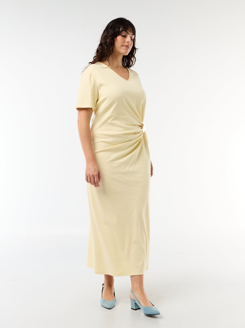Vestido longo plissado com joia dourada Amarelo - Kiabi