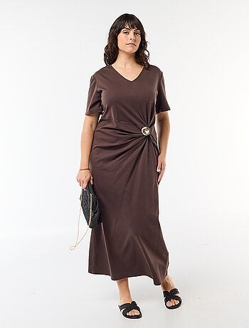 Vestido longo plissado com joia dourada