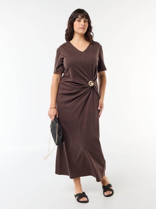 Vestido longo plissado com joia dourada - Kiabi