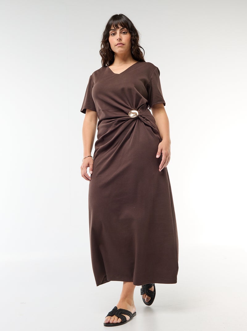 Vestido longo plissado com joia dourada Castanho - Kiabi