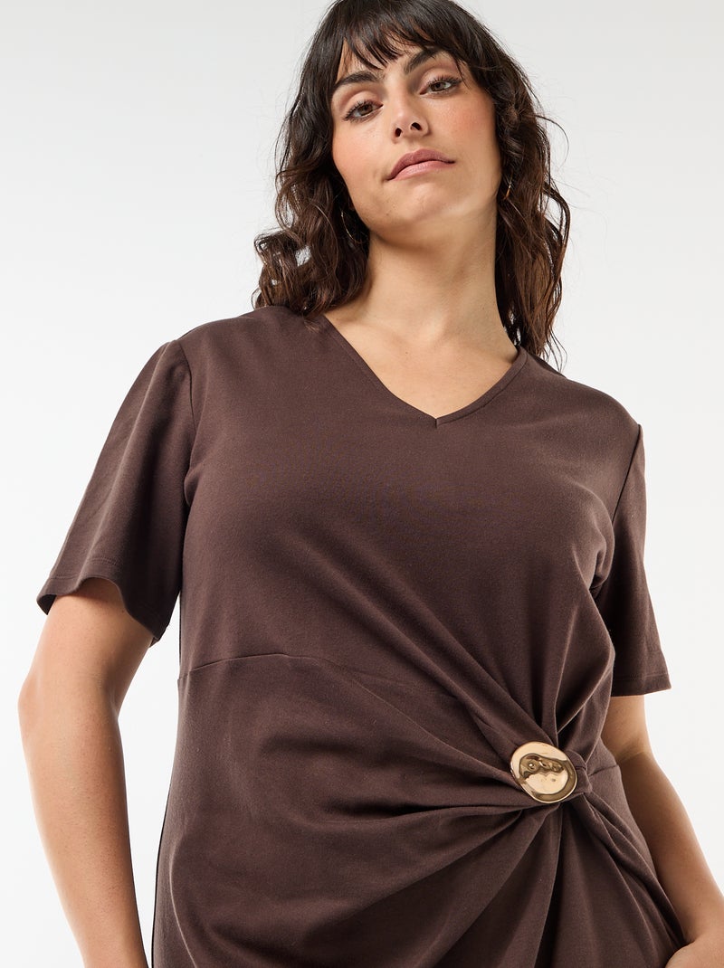 Vestido longo plissado com joia dourada Castanho - Kiabi